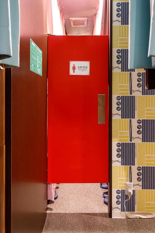 ** Capsule hotel Hotel Owl Tokyo Shinbashi Japan